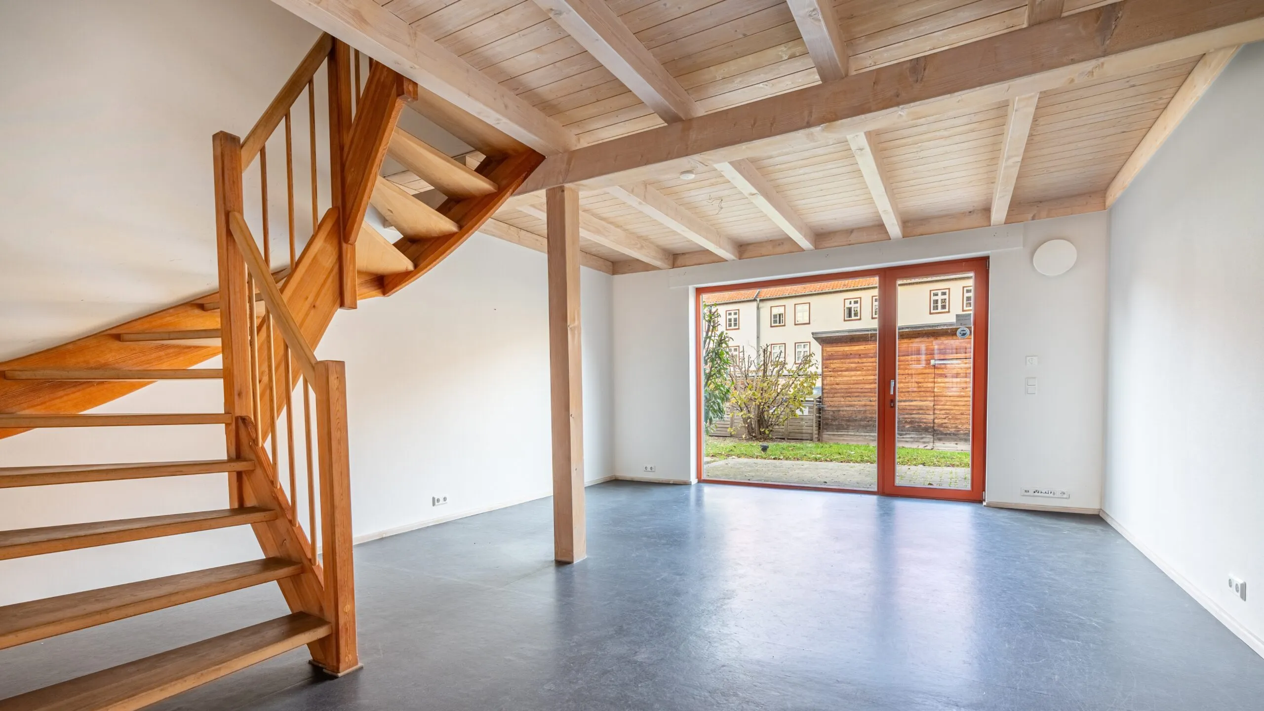 Holzhaus mit Garten und Büschen