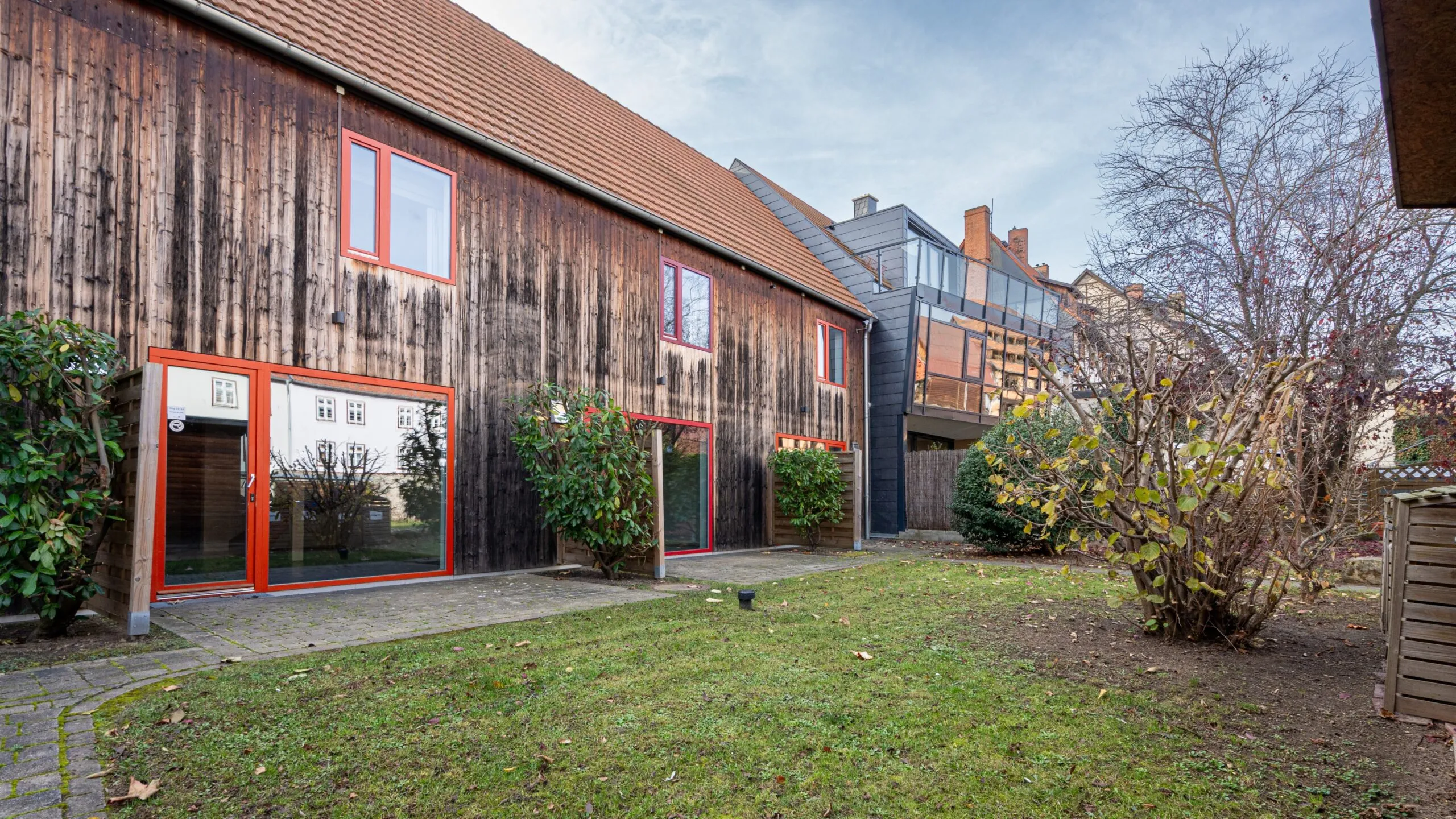 Holzhaus mit Garten und Büschen